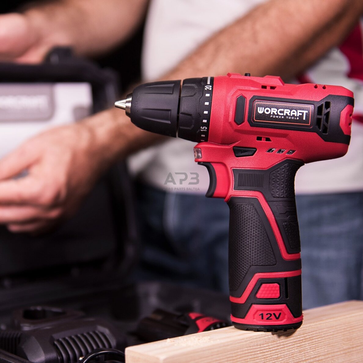 Akumuliatorinis suktuvas-gręžtuvas su priedais plastikine deže 12V LI-ION 18 Akumuliatorinis suktuvas-gręžtuvas su priedais plastikine deže 12V LI-ION 18