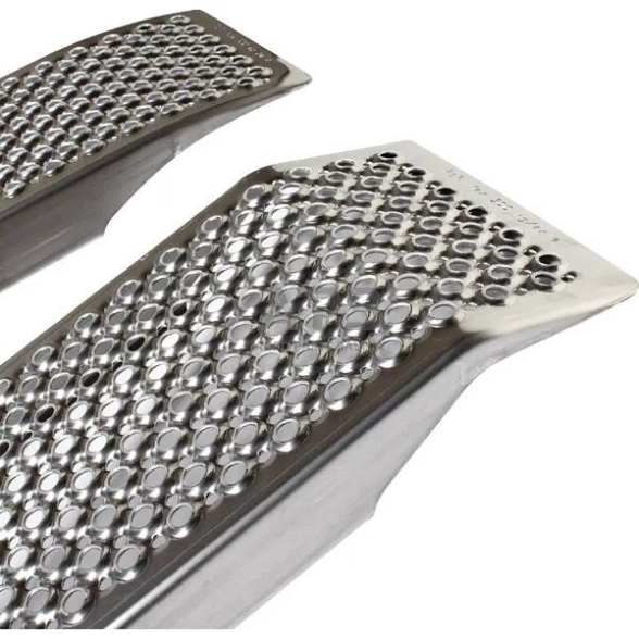 Aliuminė užvažiavimo rampa išlenkta 1,5 metro 450 kg 2 Aliuminė užvažiavimo rampa išlenkta 1,5 metro 450 kg 2