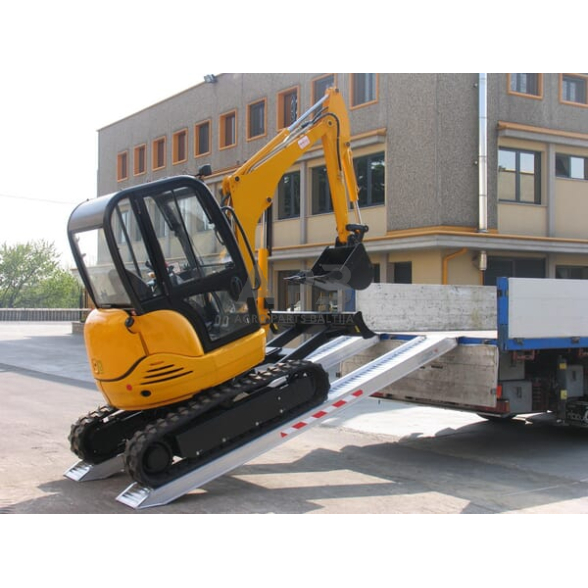 Aliuminė užvažiavimo rampa tiesi 4 metrų 5150 kg M1454045L 2 Aliuminė užvažiavimo rampa tiesi 4 metrų 5150 kg M1454045L 2