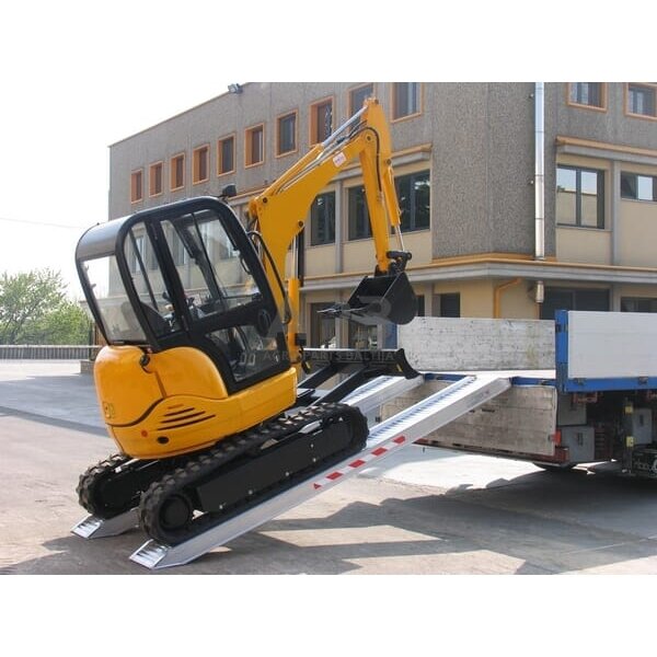 Aliuminė užvažiavimo rampa tiesi 3,5 metro 5540 kg M1353541L 2 Aliuminė užvažiavimo rampa tiesi 3,5 metro 5540 kg M1353541L 2